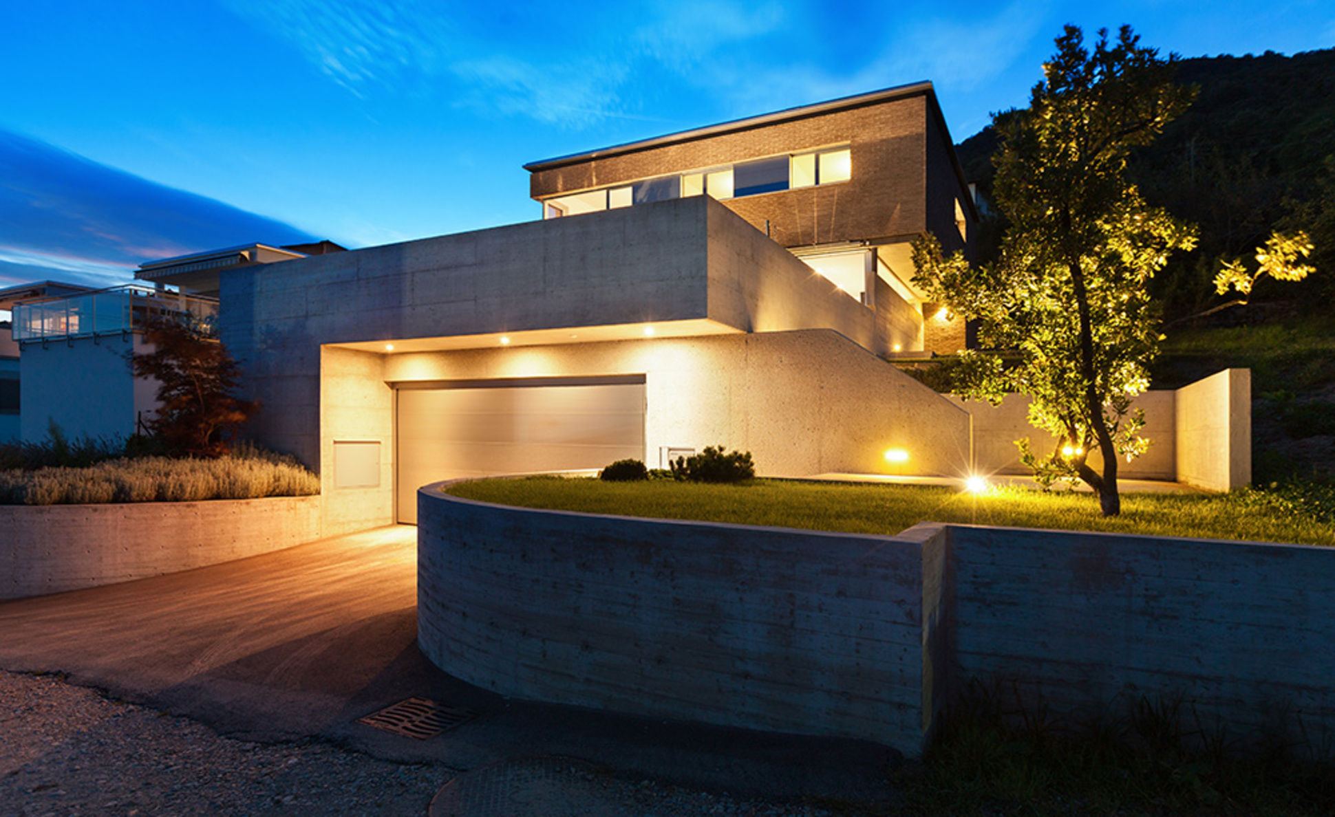 Außen&shy;beleuchtung bei SBTec smart buildings GmbH in Bruchköbel