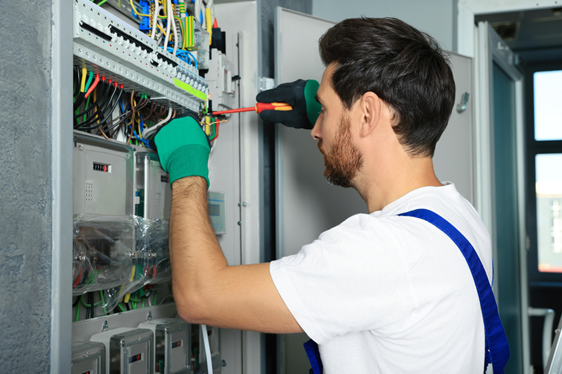 Nieder&shy;spannungs&shy;anlagen bei SBTec smart buildings GmbH in Bruchköbel