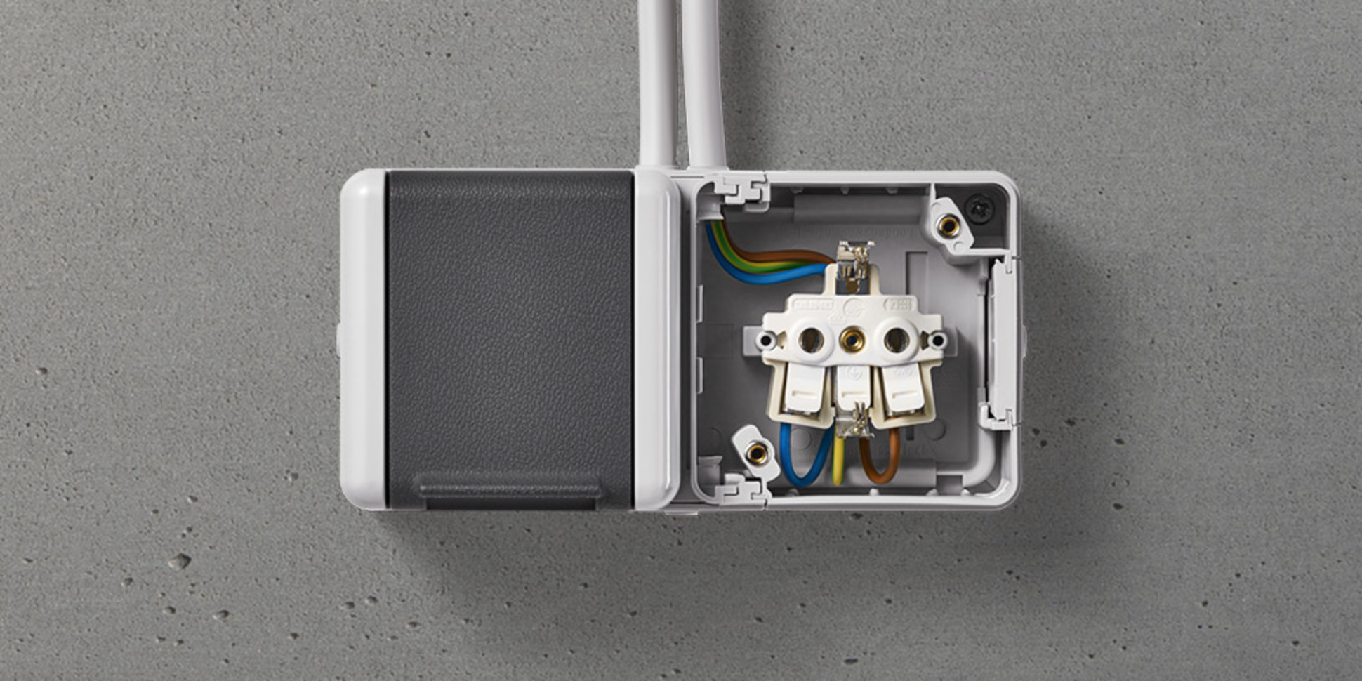 Doppelsteckdose mit Trennsteg bei SBTec smart buildings GmbH in Bruchköbel